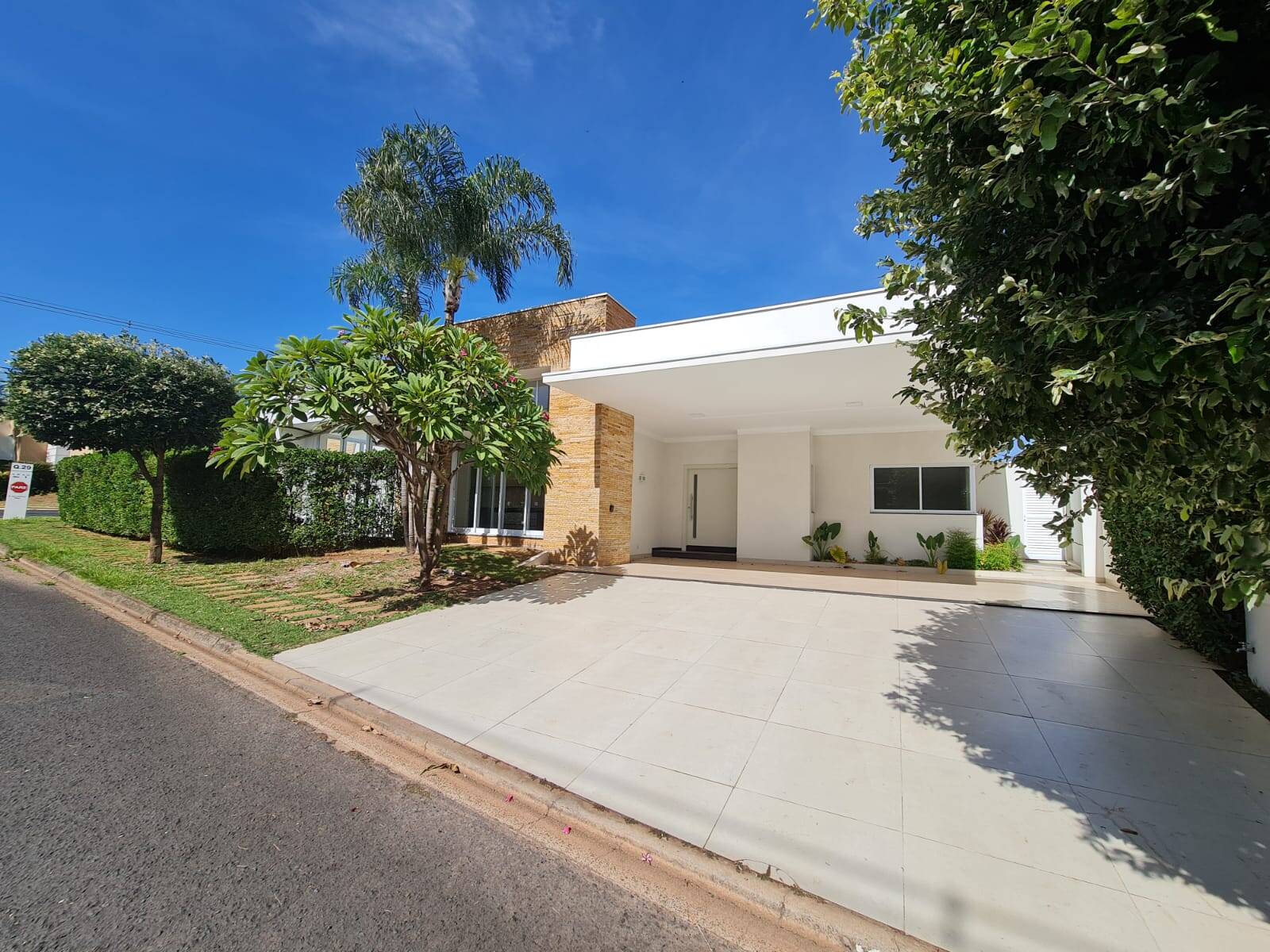 Casa térrea condomínio Damha III - 3 suítes - 264 m² - casa de esquina